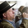 El vino es cosa de hombres… o eso dicen en Francia Un hombre bebe vino